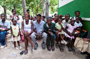 Photo of patients awaiting services at the Oganizasyon Sante Popilè clinic.